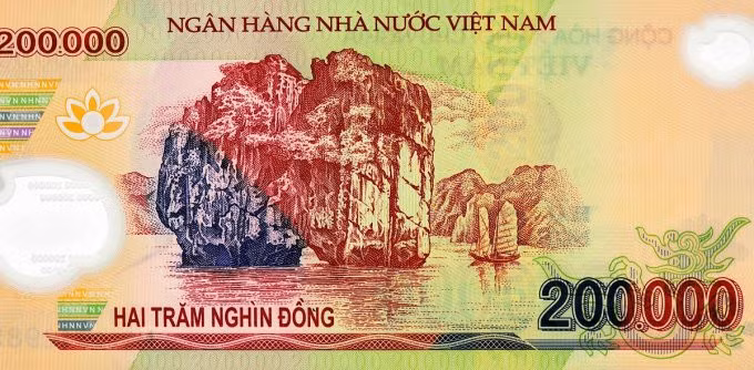 The limestone mountains in Ha Long Bay appear on VND200,000 bill. Photo by VnExpress/Phuong Anh