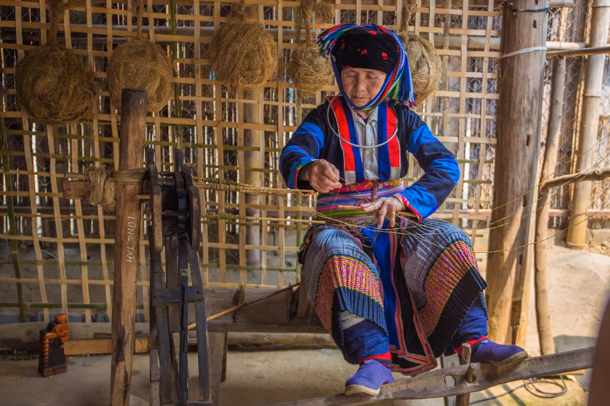 Traditional Hmong weaving turns flax into fabric