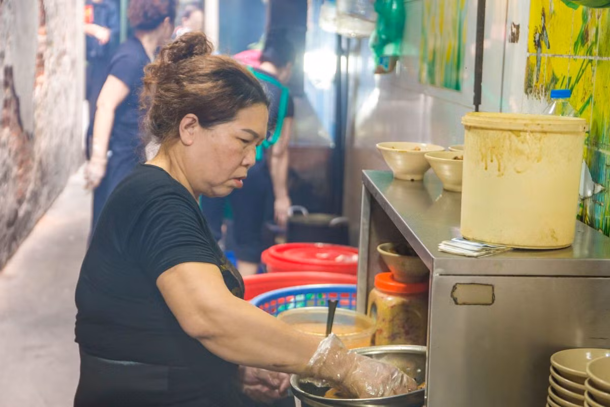 Hanoi's hidden bun cha crowded for 25 years ảnh 2 Hanoi's hidden bun cha crowded for 25 years