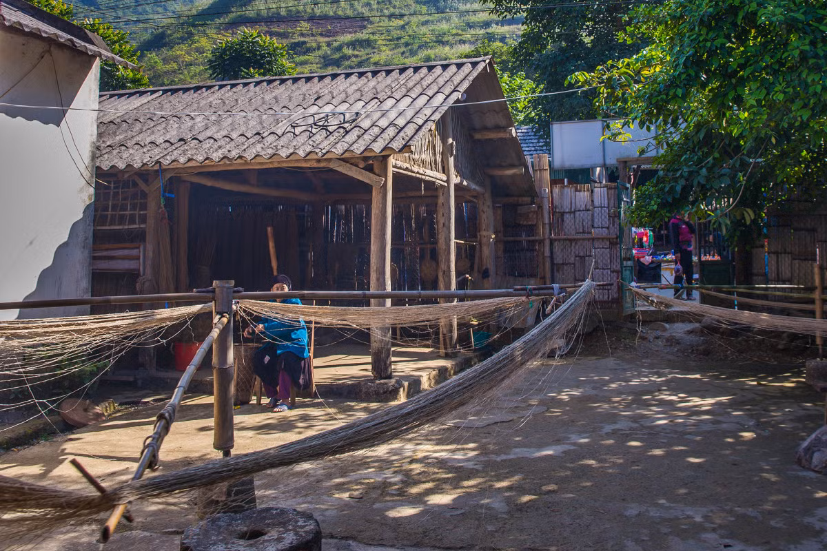 Traditional Hmong weaving turns flax into fabric
