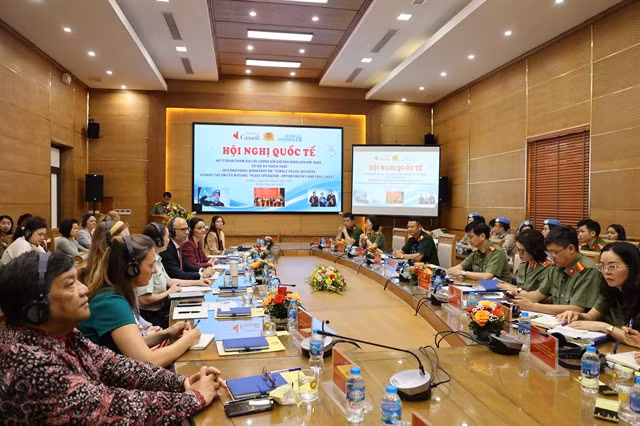 Delegates at the workshop discuss opportunities and challenges for female officers joining UN peacekeeping operation activities on Tuesday. VNS Photo Minh Phương