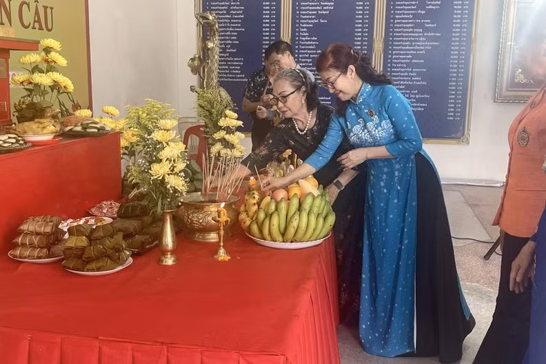 Overseas Vietnamese offer incense in memory of the Hung Kings.