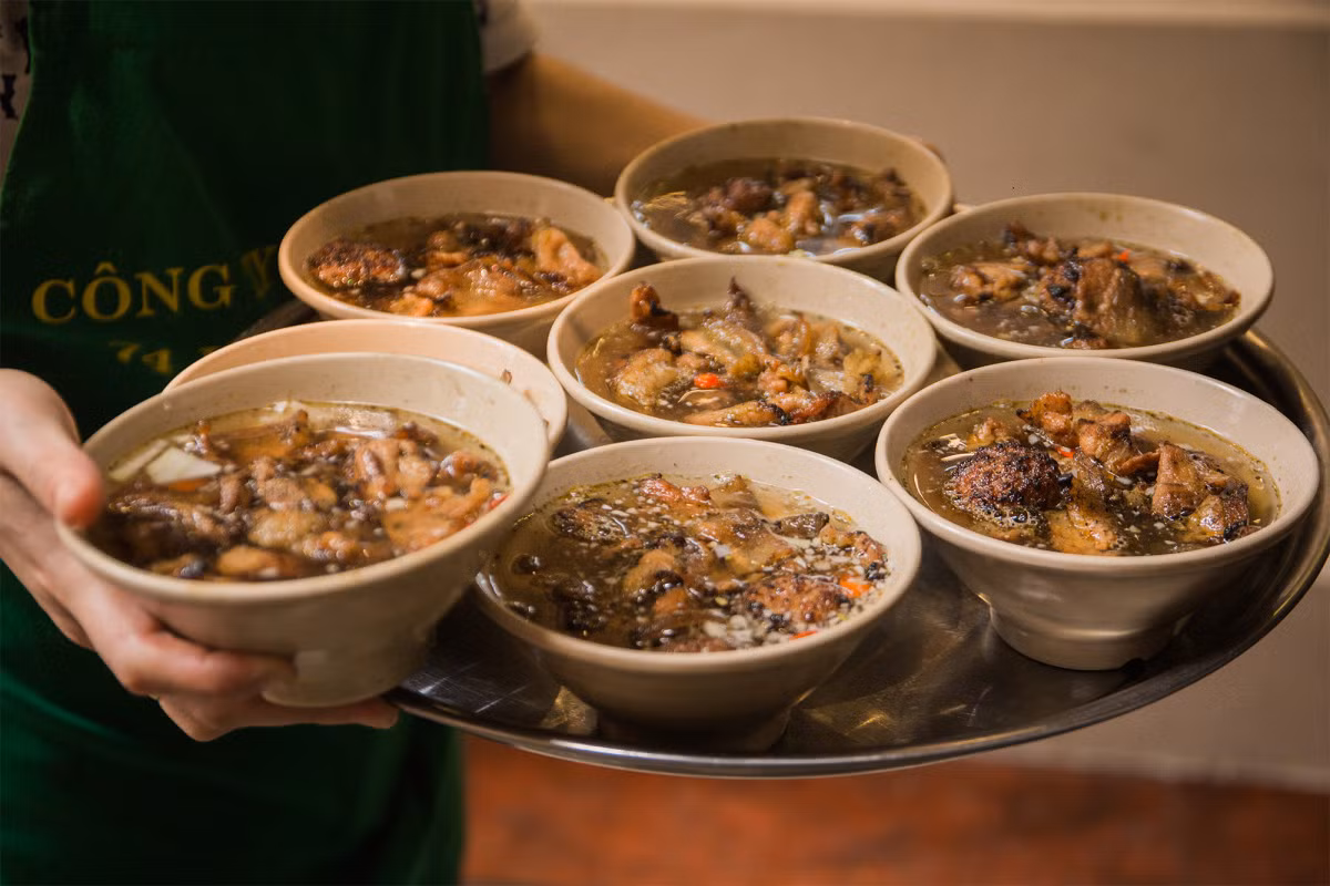 Hanoi's hidden bun cha crowded for 25 years ảnh 6 Hanoi's hidden bun cha crowded for 25 years