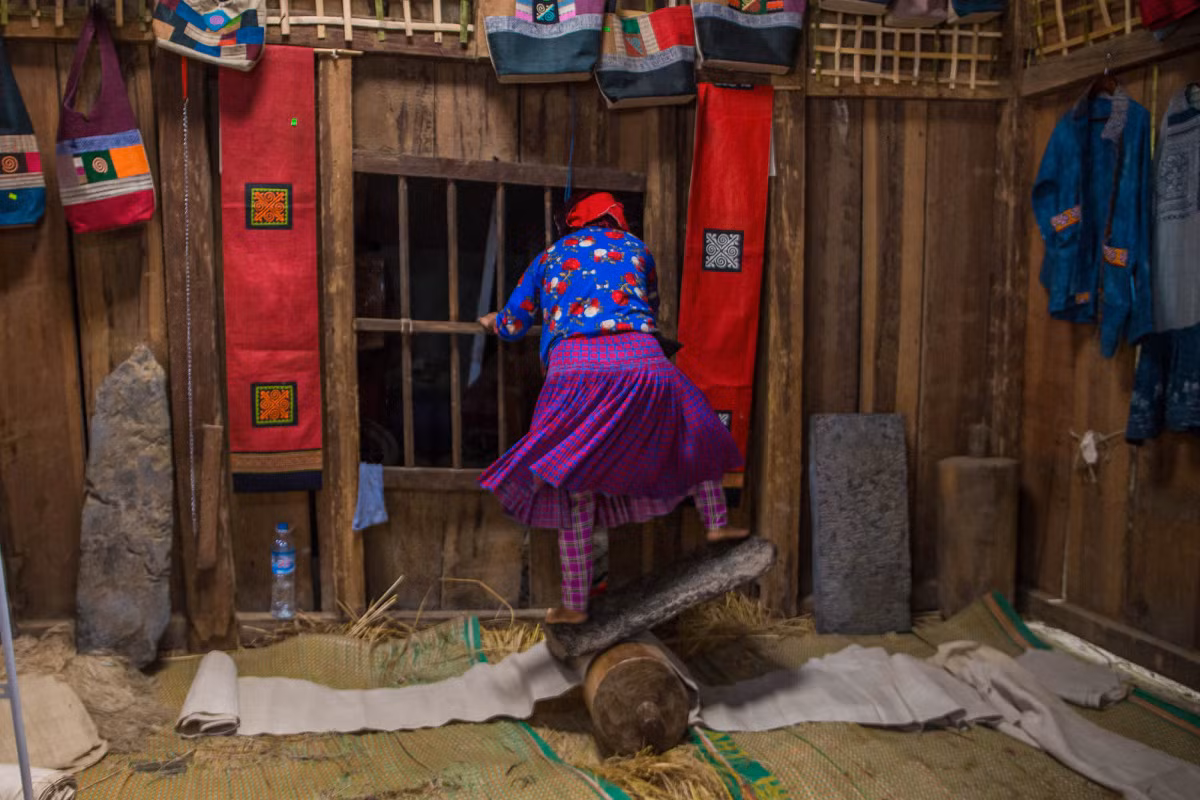 Traditional Hmong weaving turns flax into fabric