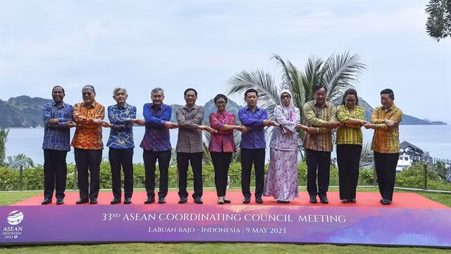 ASEAN Ministers of Foreign Affairs and Foreign Minister of Timor-Leste (attending as an observer) and the ASEAN Secretary-General pose for a photo. — VNA/VNS Photo Hữu Chiến