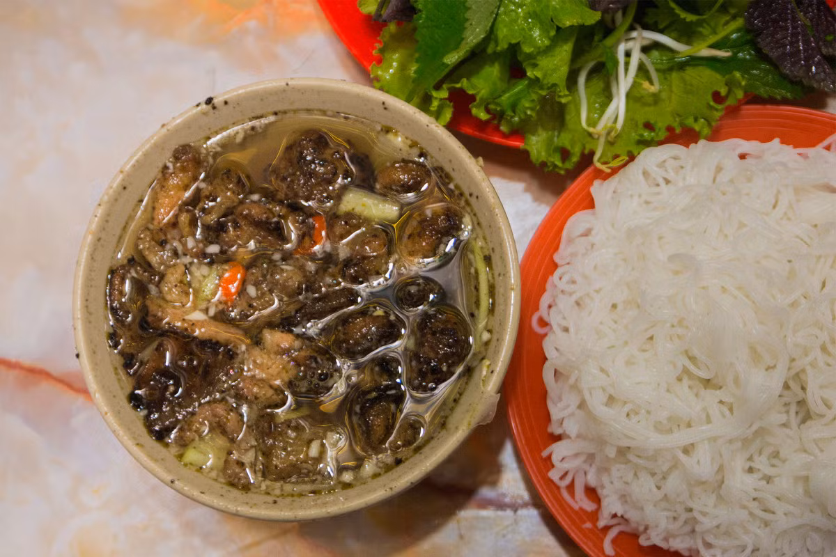 Hanoi's hidden bun cha crowded for 25 years ảnh 7 Hanoi's hidden bun cha crowded for 25 years