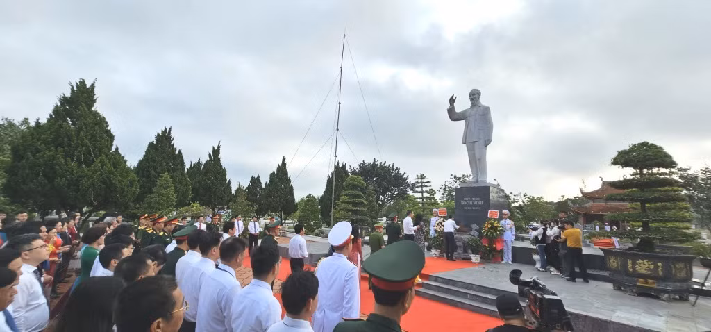 Delegates offered incense at the historical site of President Ho Chi Minh's memorial on Co To Island.