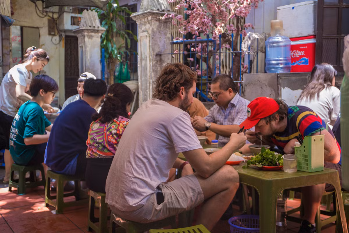 Hanoi's hidden bun cha crowded for 25 years ảnh 9 Hanoi's hidden bun cha crowded for 25 years