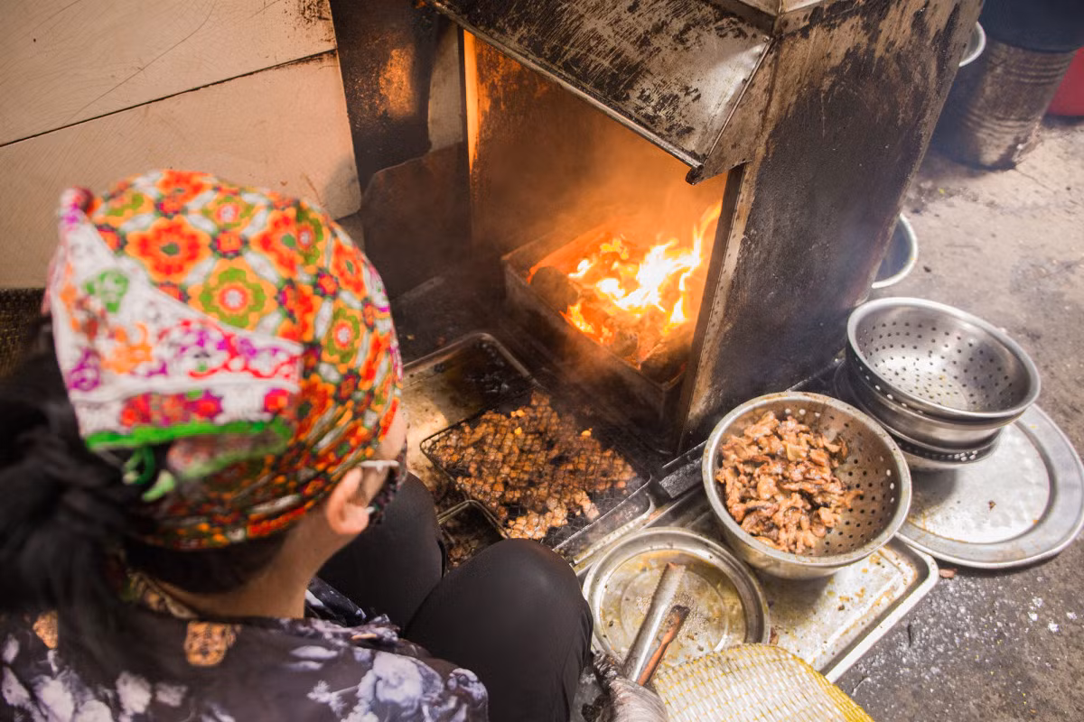 Hanoi's hidden bun cha crowded for 25 years ảnh 3 Hanoi's hidden bun cha crowded for 25 years