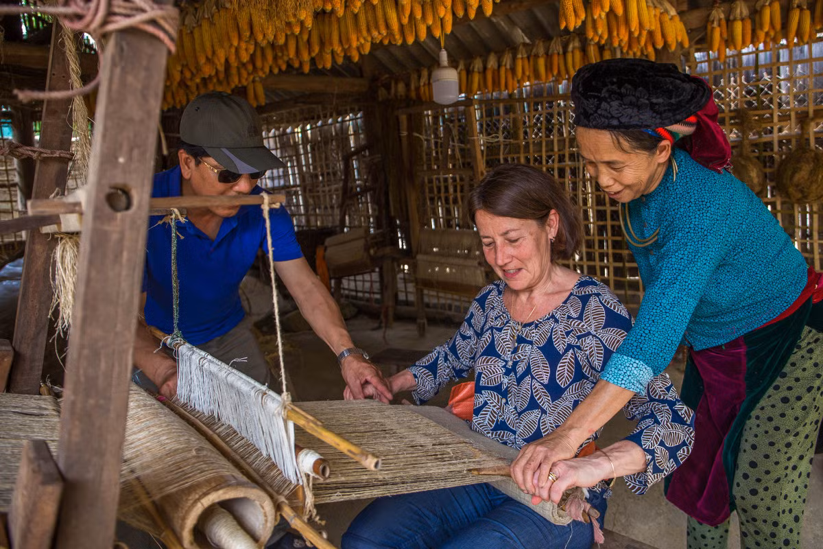Traditional Hmong weaving turns flax into fabric