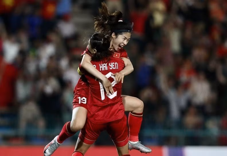 Caption: Thanh Nha celebrates scoring Vietnam’s second goal with teammate Hai Yen. (Photo: Zing.vn)
