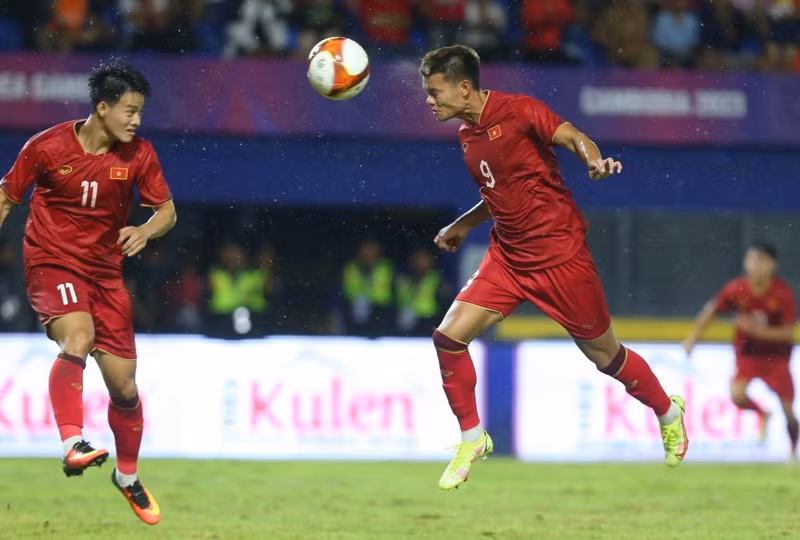 Vietnam’s forward Nguyen Van Tung scores their second goal during the Group B clash against Malaysia on May 8. (Photo: Zing News)