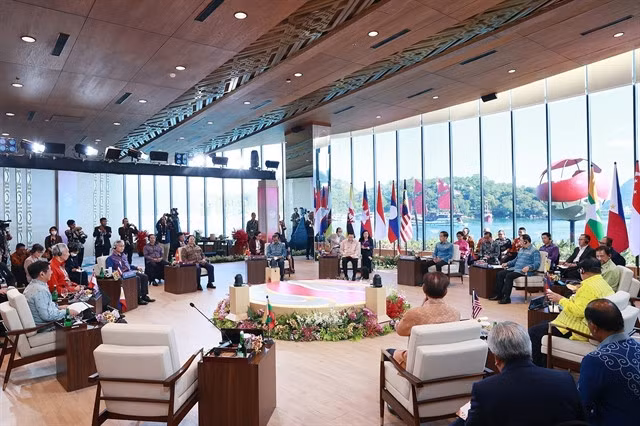 The retreat session of the 42nd ASEAN Summit in Indonesia. — VNA/VNS Photo Dương Giang