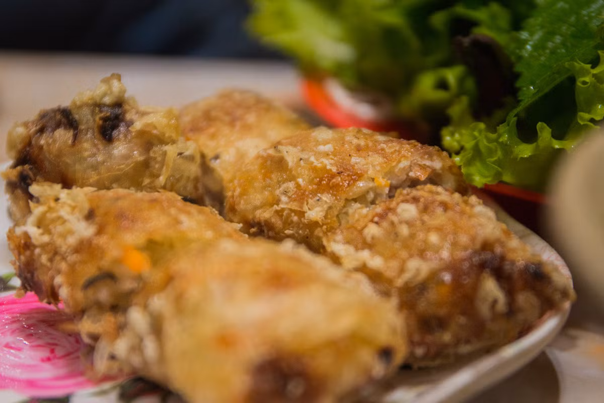 Hanoi's hidden bun cha crowded for 25 years ảnh 8 Hanoi's hidden bun cha crowded for 25 years