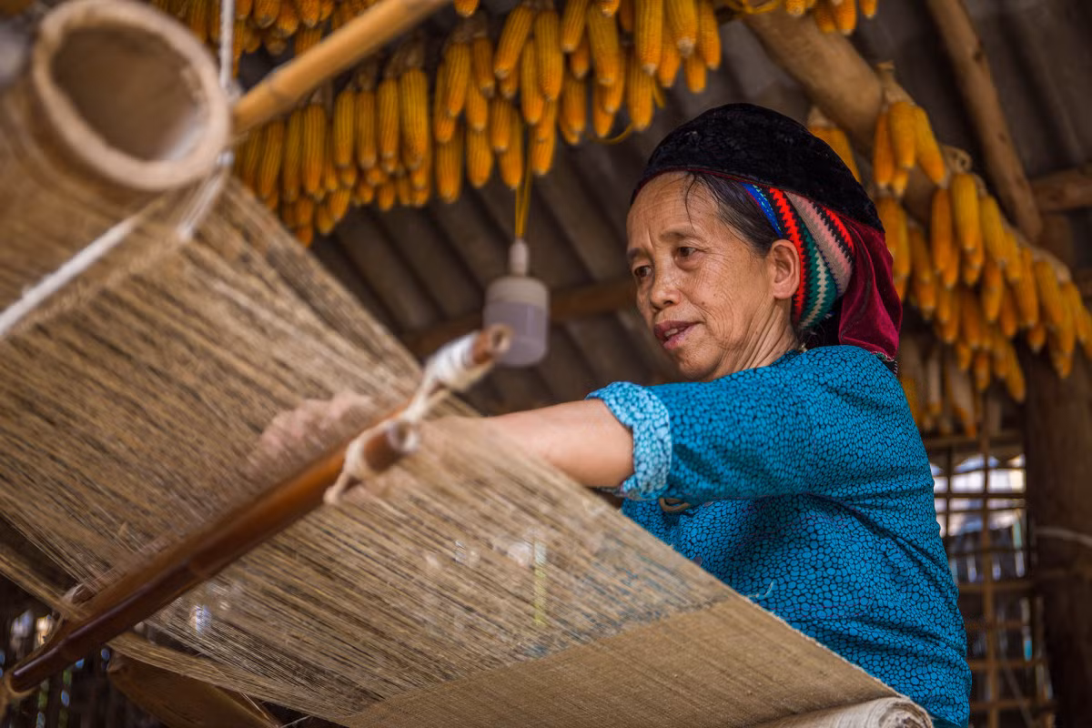 Traditional Hmong weaving turns flax into fabric
