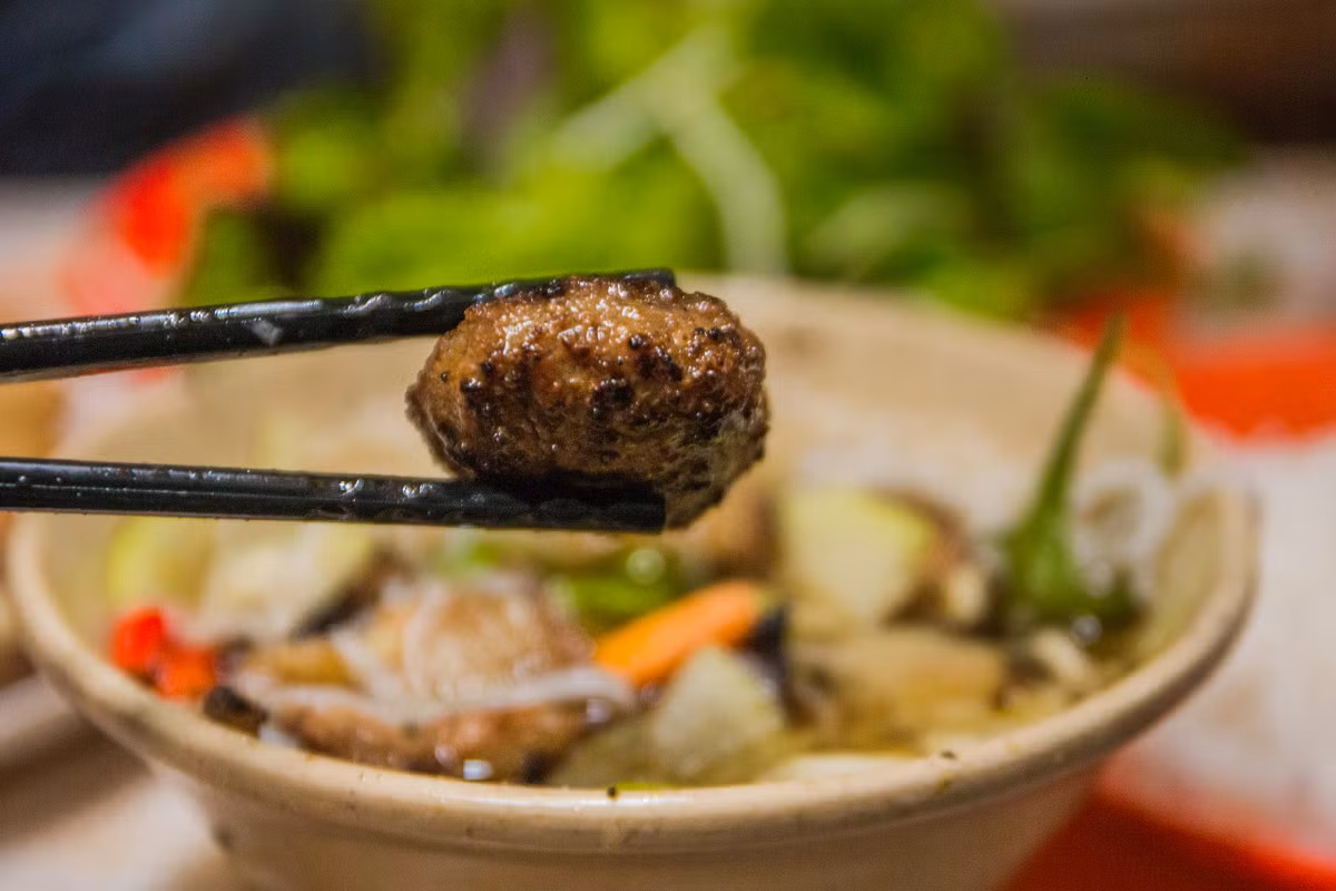 Hanoi's hidden bun cha crowded for 25 years ảnh 5 Hanoi's hidden bun cha crowded for 25 years