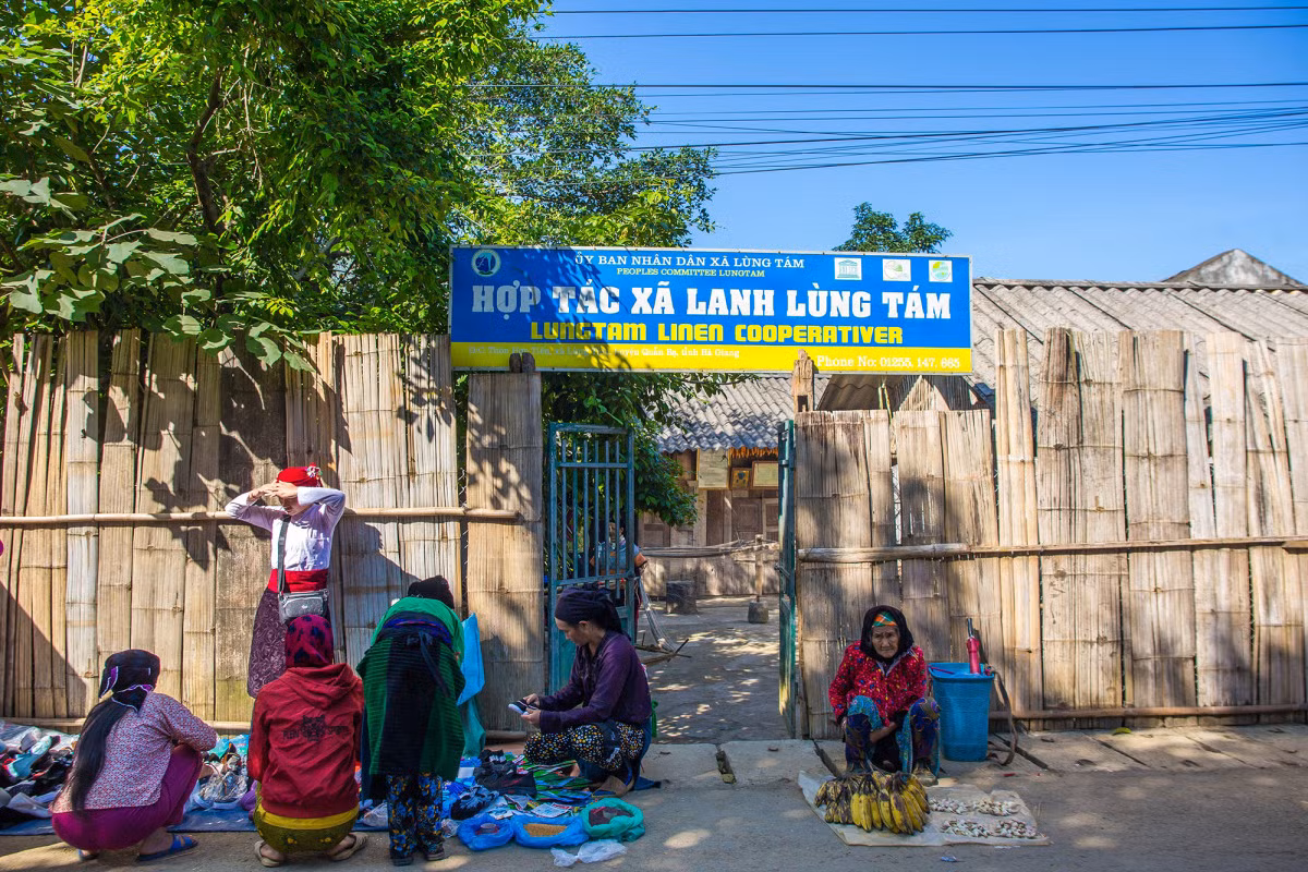 Traditional Hmong weaving turns flax into fabric