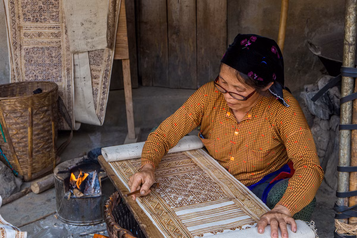 Traditional Hmong weaving turns flax into fabric