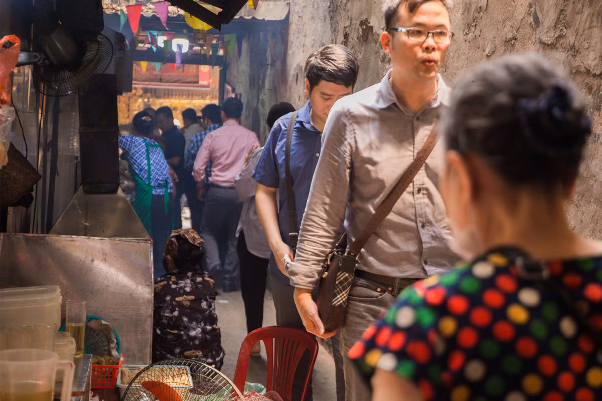 Hanoi's hidden bun cha crowded for 25 years ảnh 1 Hanoi's hidden bun cha crowded for 25 years