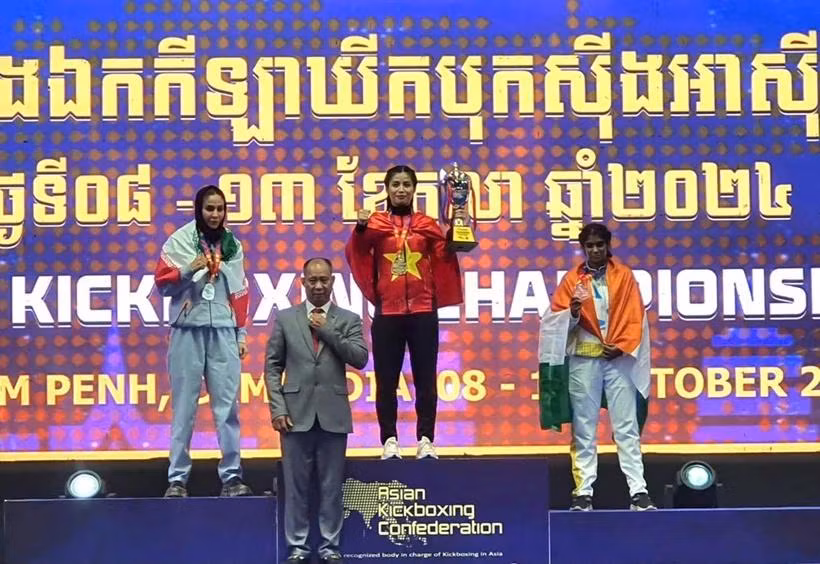 Female kickboxer Hong Tham wins the 11th gold medal for Vietnam at the 2024 Asian Kickboxing Championships. (Photo: thethaovietnamplus.vn)