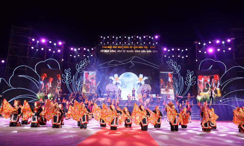 The vibrant colors of the Dao Thanh Phan ethnic group and the traditional San Co dance featured in the Opening Ceremony of Binh Lieu District’s 2024 Culture and Tourism Week.