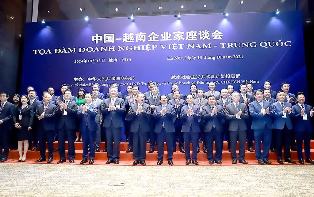Prime Minister Phạm Minh Chính and Chinese Premier Li Qiang attend the Việt Nam-China Business Forum in Hà Nội on Sunday. — VNA/VNS Photo