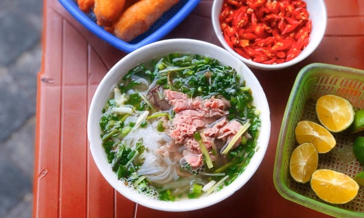 Northern beef pho features rare beef slices that are cooked by pouring hot broth over them. Photo by VnExpress/Quynh Mai