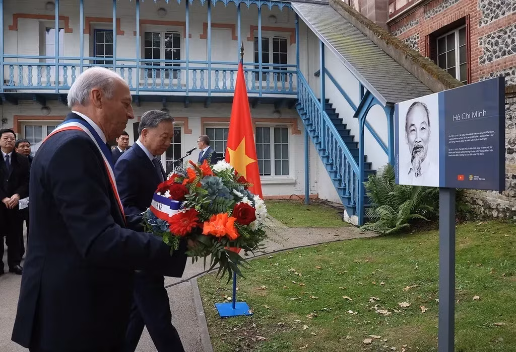 Party General Secretary and State President Tô Lâm and Sainte-Adresse Mayor Hubert Dejean de la Batie lay flowers at the memorial plaque honouring President Hồ Chí Minh in Sainte-Adresse city on October 6. — VNA/VNS Photo Trí Dũng