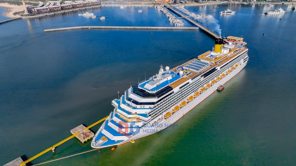This is the second time in 2024 that the ship, famous for its voyages across Asia, has brought tourists to Ha Long.