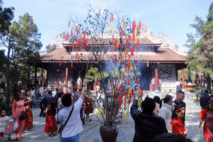 Vietnamese flock to pray for peace on New Year