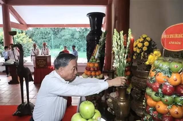 Party General Secretary Tô Lâm offered incense in tribute to President Hồ Chí Minh on November 16. VNA/VNS Photo