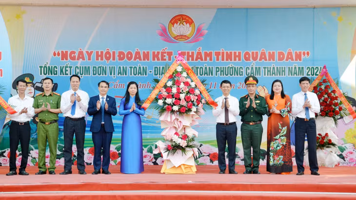 Head of the Party's Information and Communications Department joined people in Cam Thanh ward, Cam Pha city.