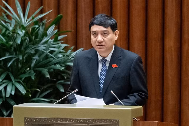 Chairman of the National Assembly's Committee on Culture and Education Nguyễn Đắc Vinh presents the draft Resolution on investment policy for the National Target Programme on Cultural Development for the 2025-2035 period. — VNA/VNS Photo Phương Hoa