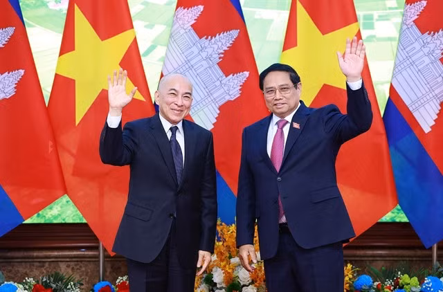 Prime Minister Phạm Minh Chính and Cambodian King Norodom Sihamoni in Hà Nội on Thursday. — VNA/VNS Photo Dương Giang