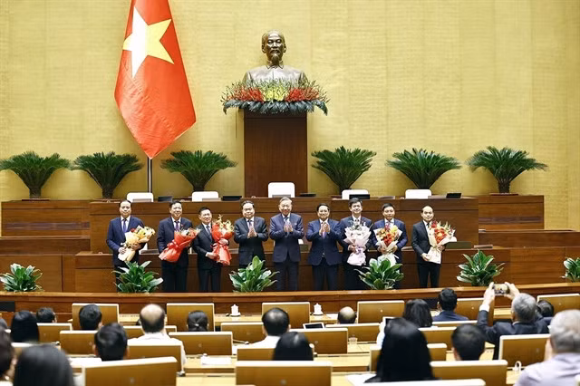 Party General Secretary Tô Lâm, Prime Minister Phạm Minh Chính and National Assembly Chairman Trần Thanh Mẫn congratulate the new officials on Thurdsay. — VNA/VNS Photo Doãn Tấn
