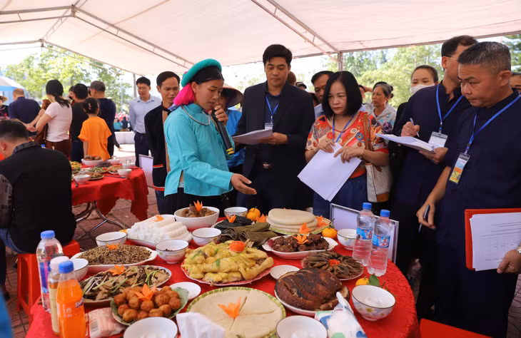 Contestants introduced about the meaning and story of each traditional dish..