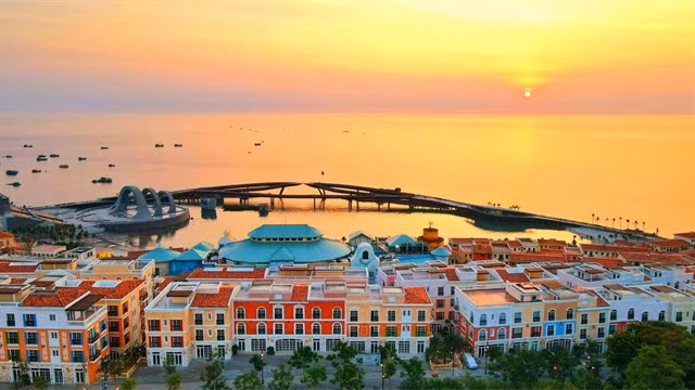 Sunset Town was recognised as the ‘World's Leading Tourist Destination 2024’, and Kiss Bridge (Cầu Hôn) was awarded the ‘World's Leading Tourist Bridge 2024’. — Photo courtesy of Sun Group