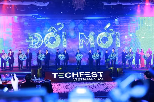 Prime Minister Phạm Minh Chính and delegates kick-start Techfest Vietnam 2024. VNA/VNS Photo