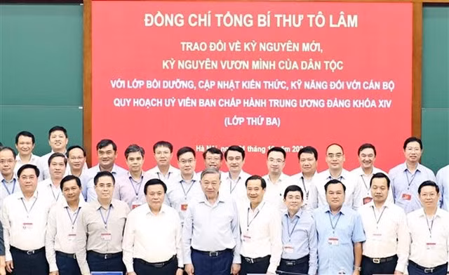 General Secretary of the Communist Party of Việt Nam (CPV)’s Central Committee Tô Lâm on Thursday discusses with participants of a training course for officials planned for the 14th Party Central Committee. VNA/VNS Photo