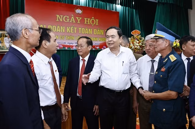 National Assembly Trần Thanh Mẫn (centre) and representatives at the National Great Unity Day. — VNA/VNS Photo Doãn Tấn