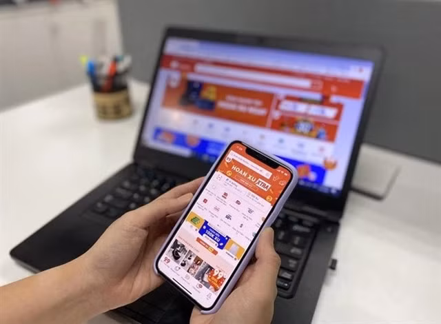A person shopping online via an e-commerce platform. Along with the online shopping trend, there was an increase in trade fraud and risks to consumers, including fake and poor-quality products. — Photo nld.com.vn