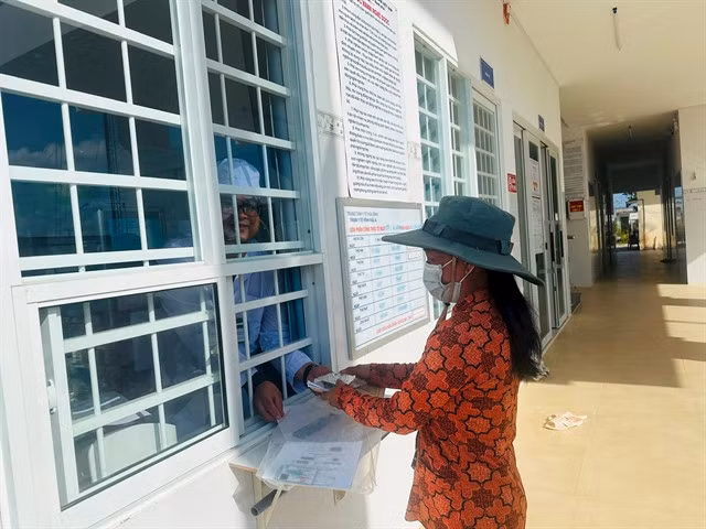 Nguyễn Thị Nhâm, resident in Vĩnh hậu A Commune, waiting for her medicine at the Vĩnh Hậu A Commune's Health Centre.