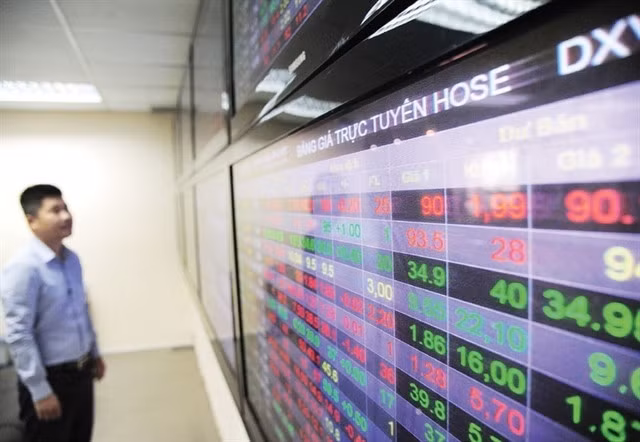 An investor monitors stock market movements. — Photo baotintuc.vn