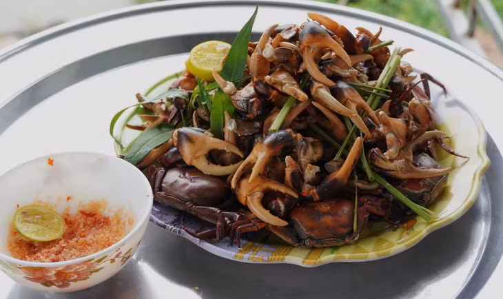 Boiled field crabs are served with chili salt. Photo: Phuoc Thanh