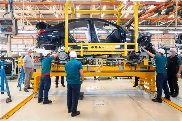 German car experts instruct local engineers and workers to assemble cars at the Mercedes - Benz Vietnam (MBV). — Photo courtsy of MBV