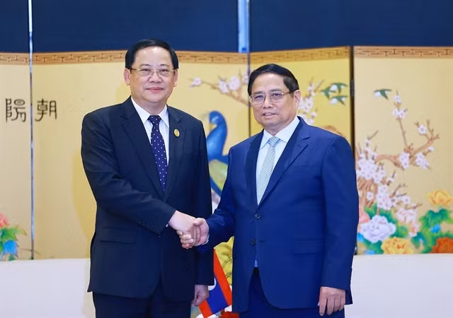 Prime Minister Phạm Minh Chính meets Lao Prime Minister Sonexay Siphandone. — VNA/VNS Photo Dương Giang