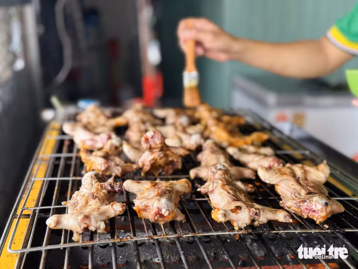 Field mice grilled with chili salt. Photo: Dang Tuyet / Tuoi Tre