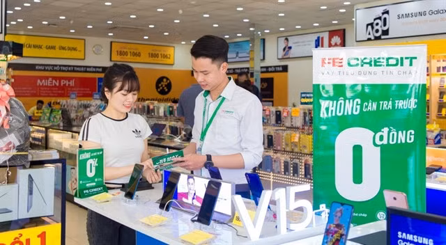 A customer uses a consumer finance lending service to buy products at a supermarket in Hà Nội. — Photo tinnhanhchungkhoan.vn