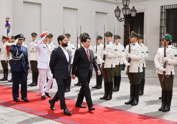 Chilean President Gabriel Boric and Vietnamese President Lương Cường review the guards of honour at a welcome ceremony in Santiago on November 11. — VNA/VNS Photo Lâm Khánh