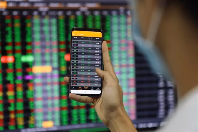 An investor monitors stock market movements. — Photo tapchicongthuong.vn